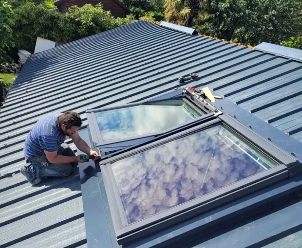 Pose d'une toiture en bac acier par l'équipe de couvreurs de l'entreprise Toitures Lux Welter