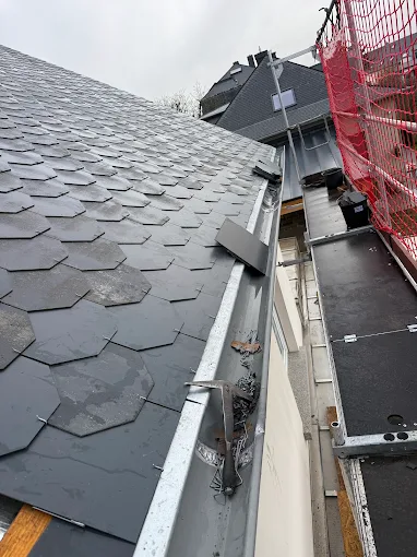 Pose d'une toiture en ardoises par l'équipe de couvreurs de l'entreprise Toitures Lux Welter