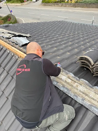 Pose de faitières par les artisans couvreurs de l'entreprise Toitures Lux Welter