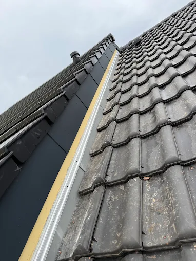 Raccord en zinc sur une fenêtre de toit par l'entreprise Toitures Lux Welter